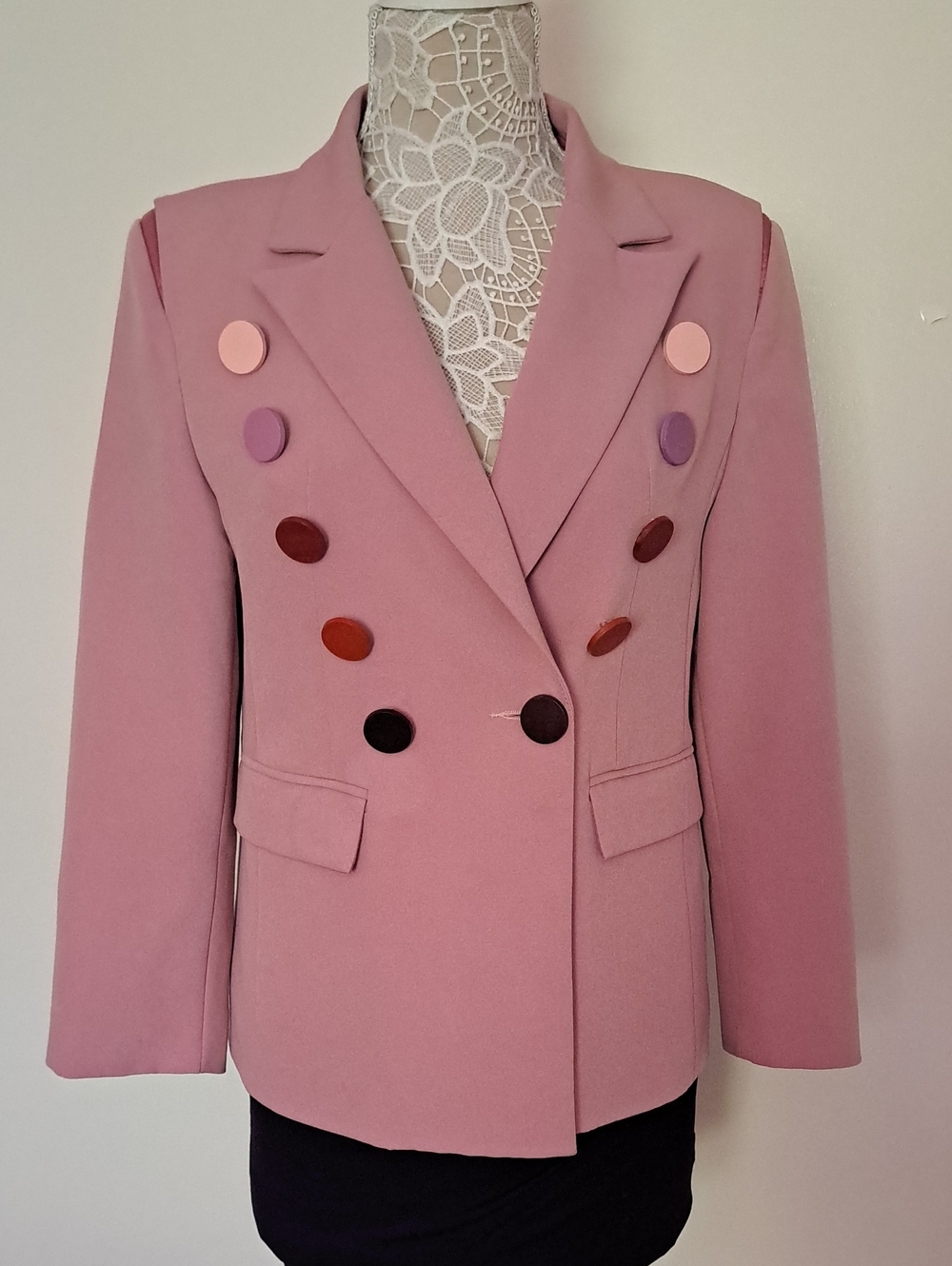 Tailored Pink Double-Breasted Blazer with Decorative Buttons - Picture 3 of 12